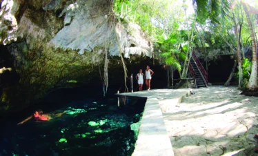 our por las Lagunas Mayas: Un Viaje Natural y Cultural