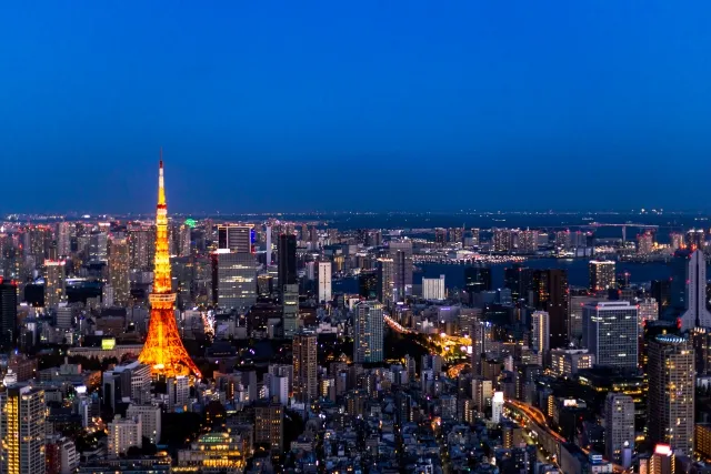 Torre de Tokio y horizonte metropolitano