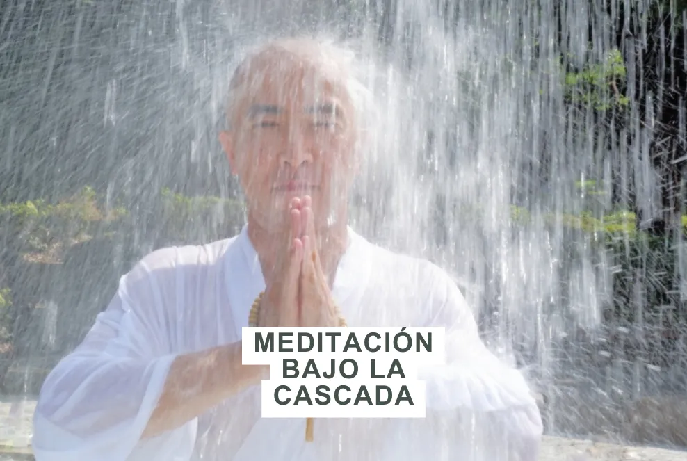 Meditacion bajo la cascada