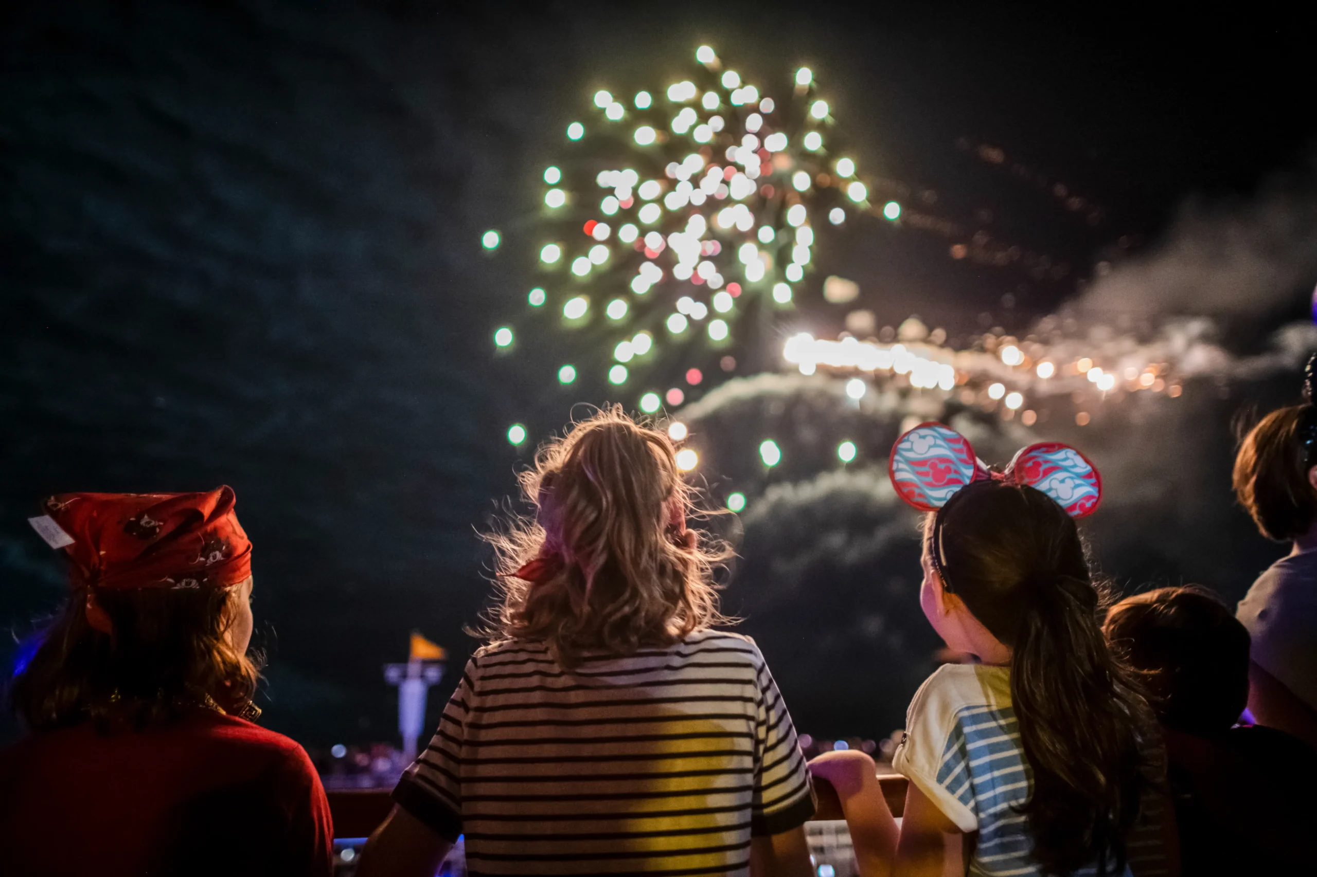 Fiesta en la cubierta y fuegos artificiales en alta mar