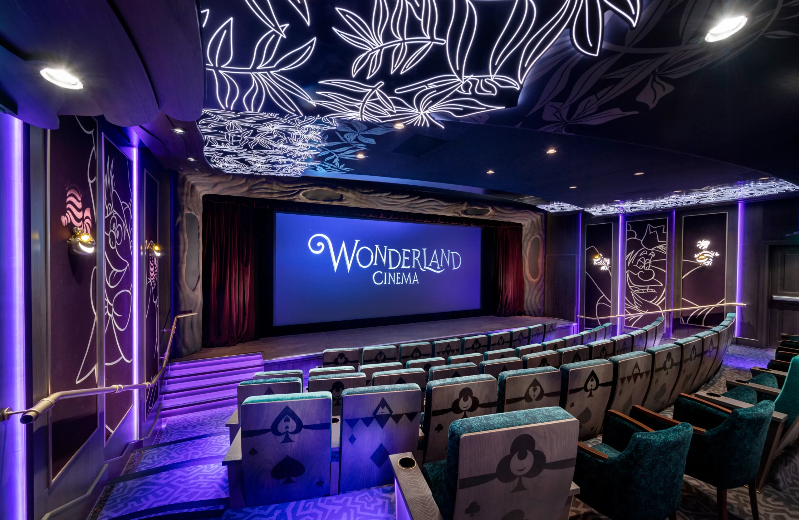 Sala de cine proyectando películas de Disney a bordo
