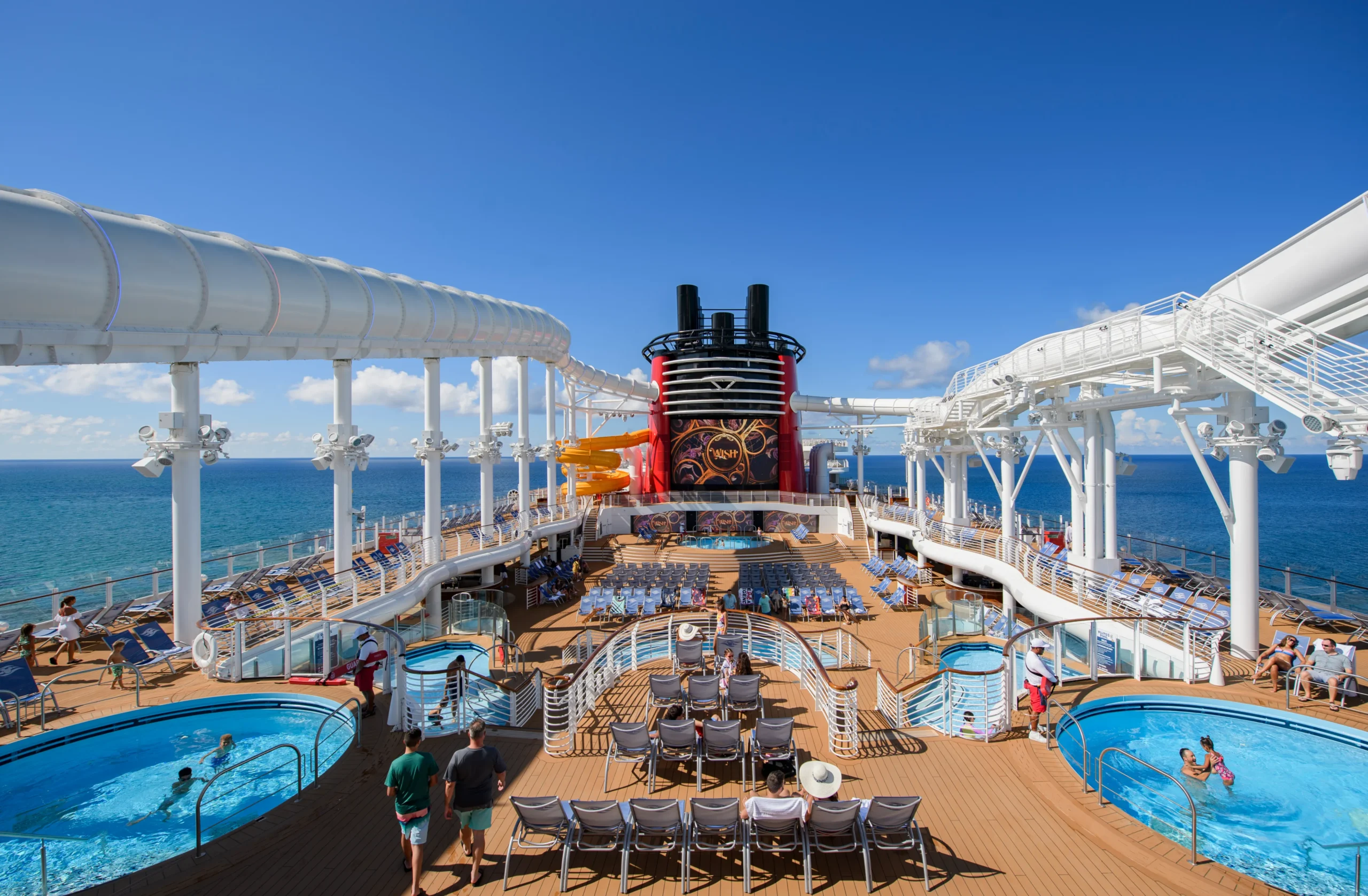 Piscinas familiares y diversión acuática en el barco