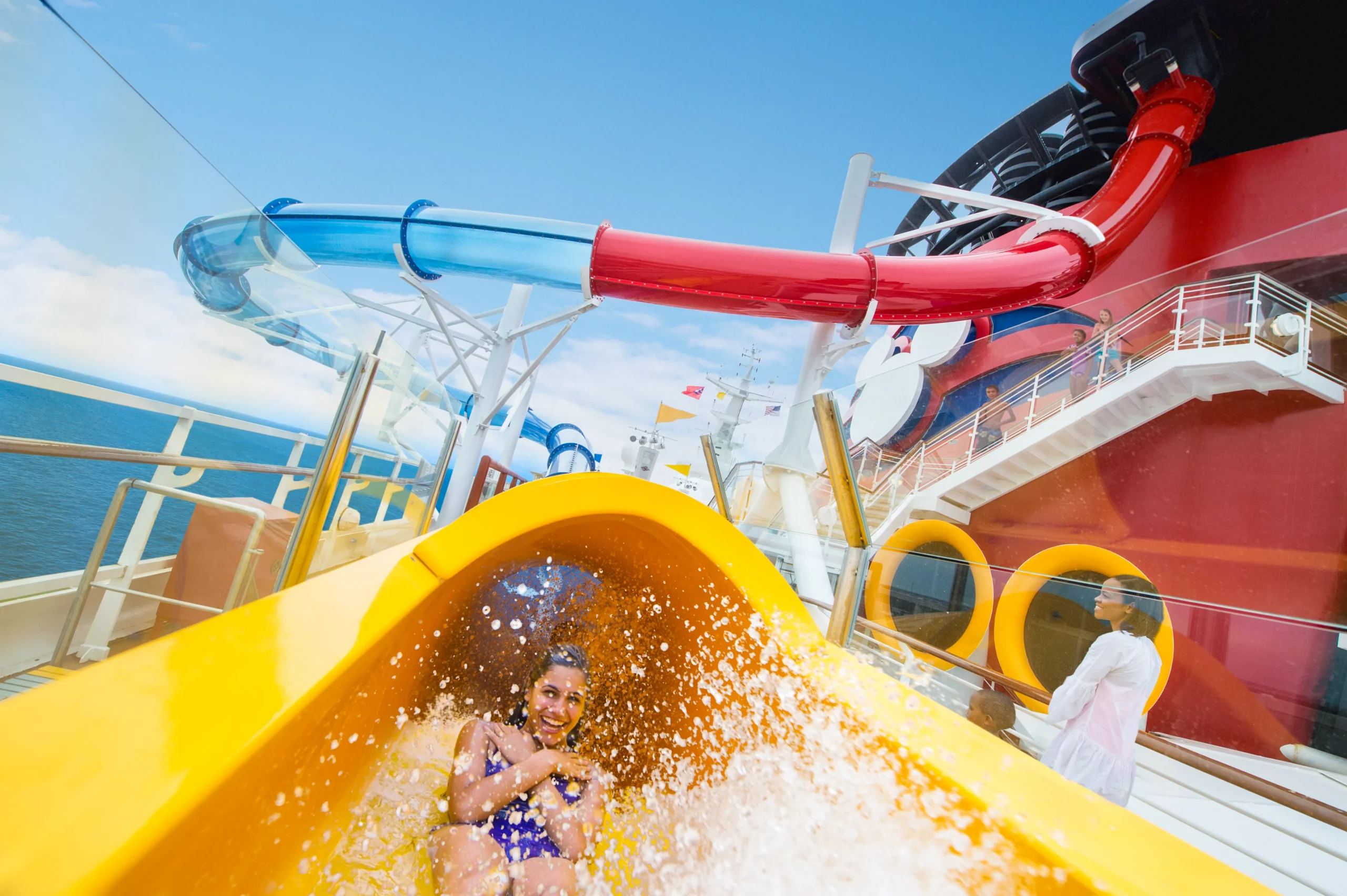 Piscinas y toboganes en la cubierta del crucero Disney