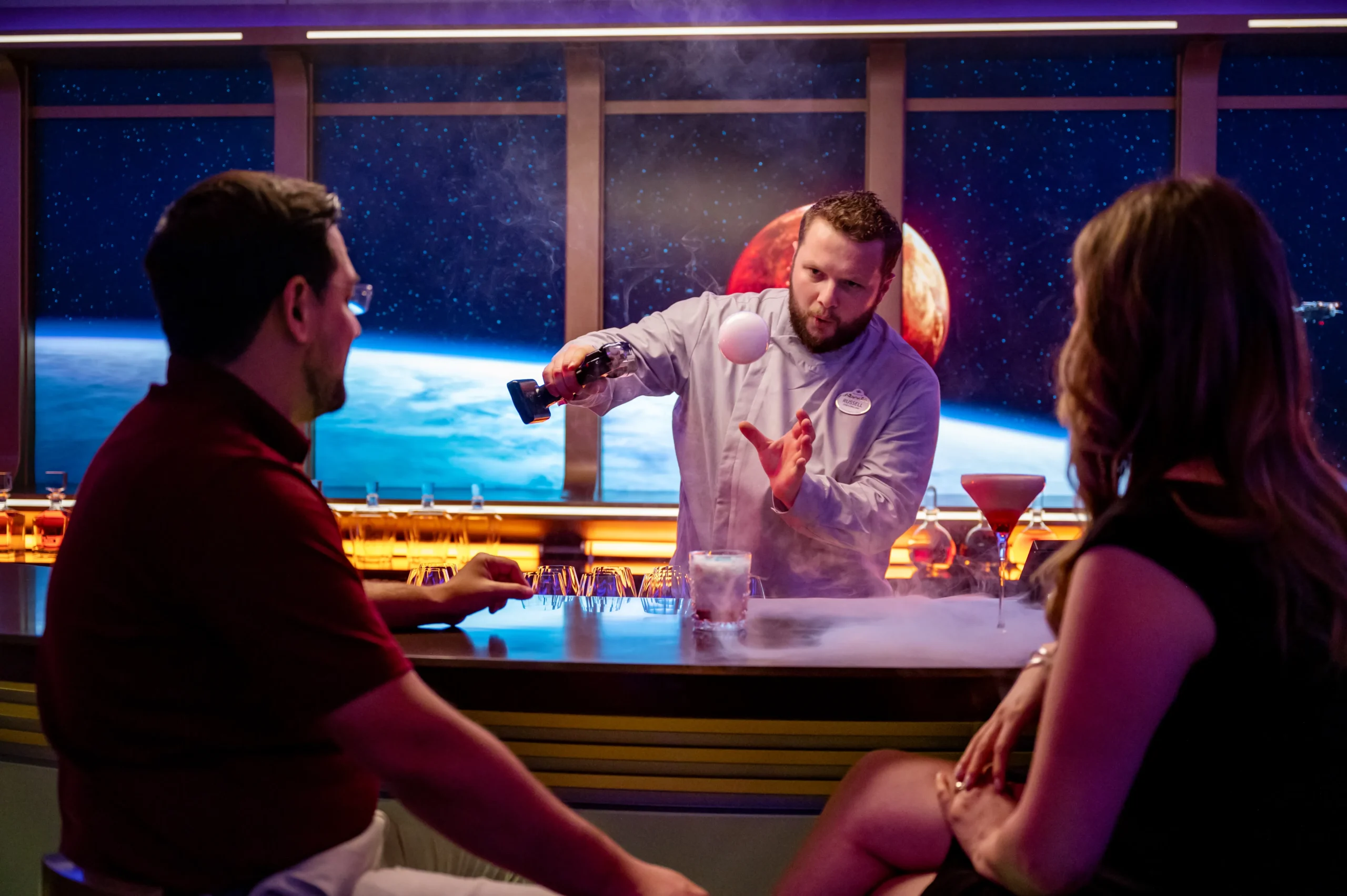 Bar y lounge elegante para adultos a bordo