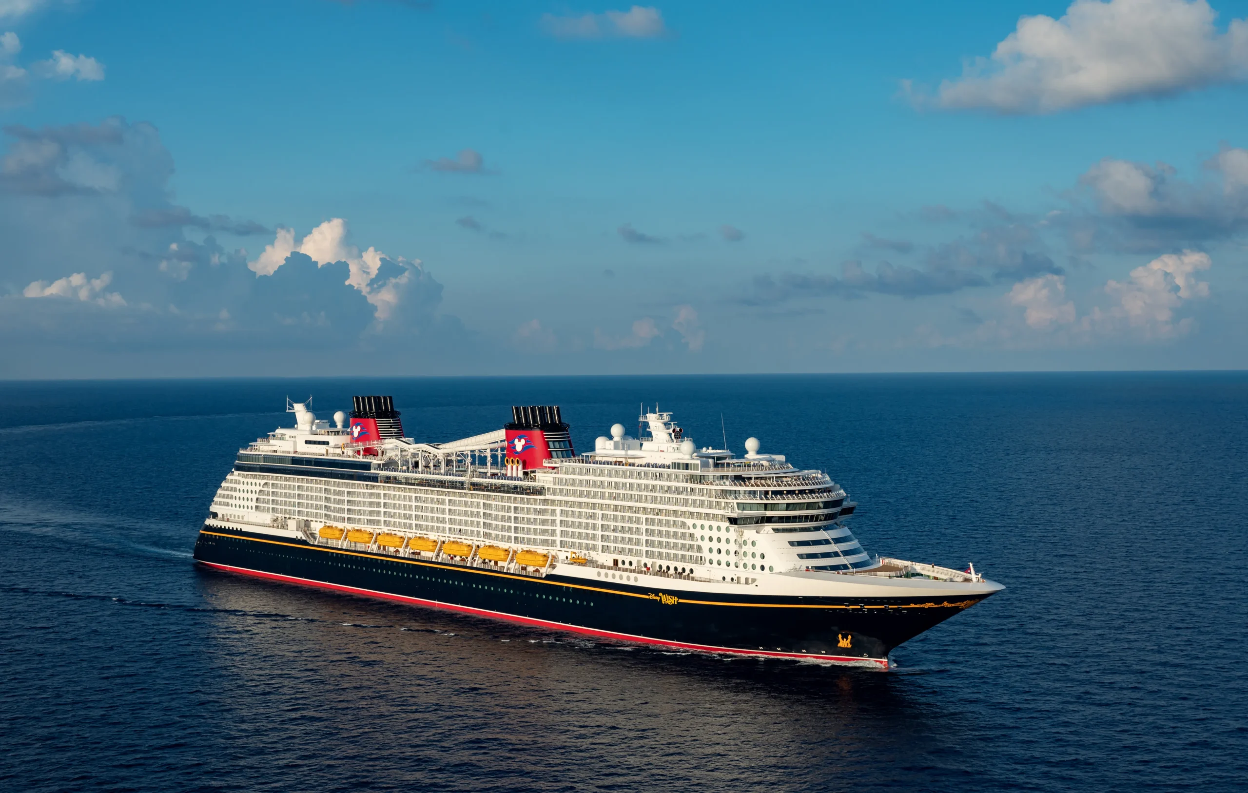 Crucero Disney Wish navegando en alta mar