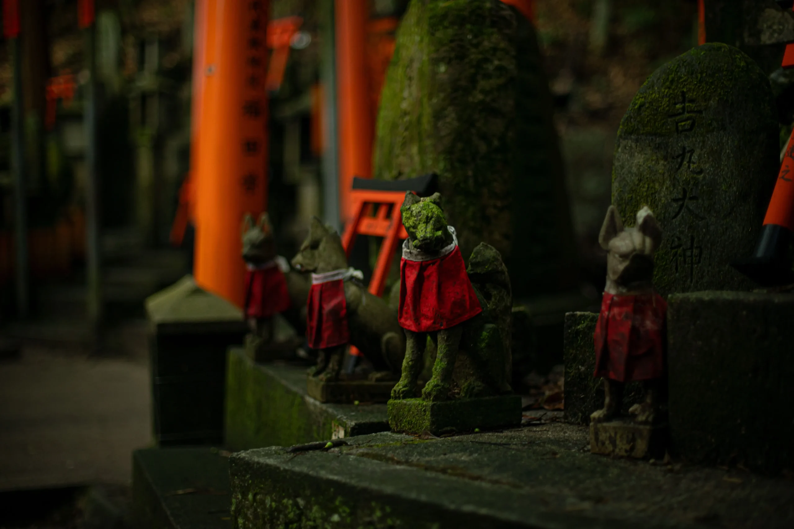 Estatua del zorro kitsune en Fushimi Inari