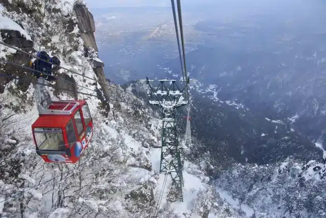 Paisaje nevado y teleférico