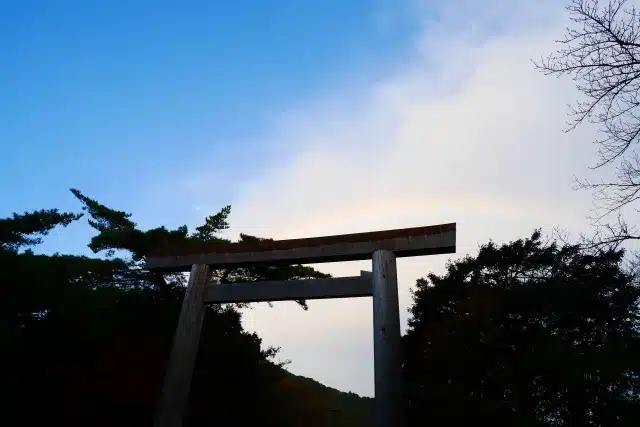 Tren y Santuario Tradicional Japonés