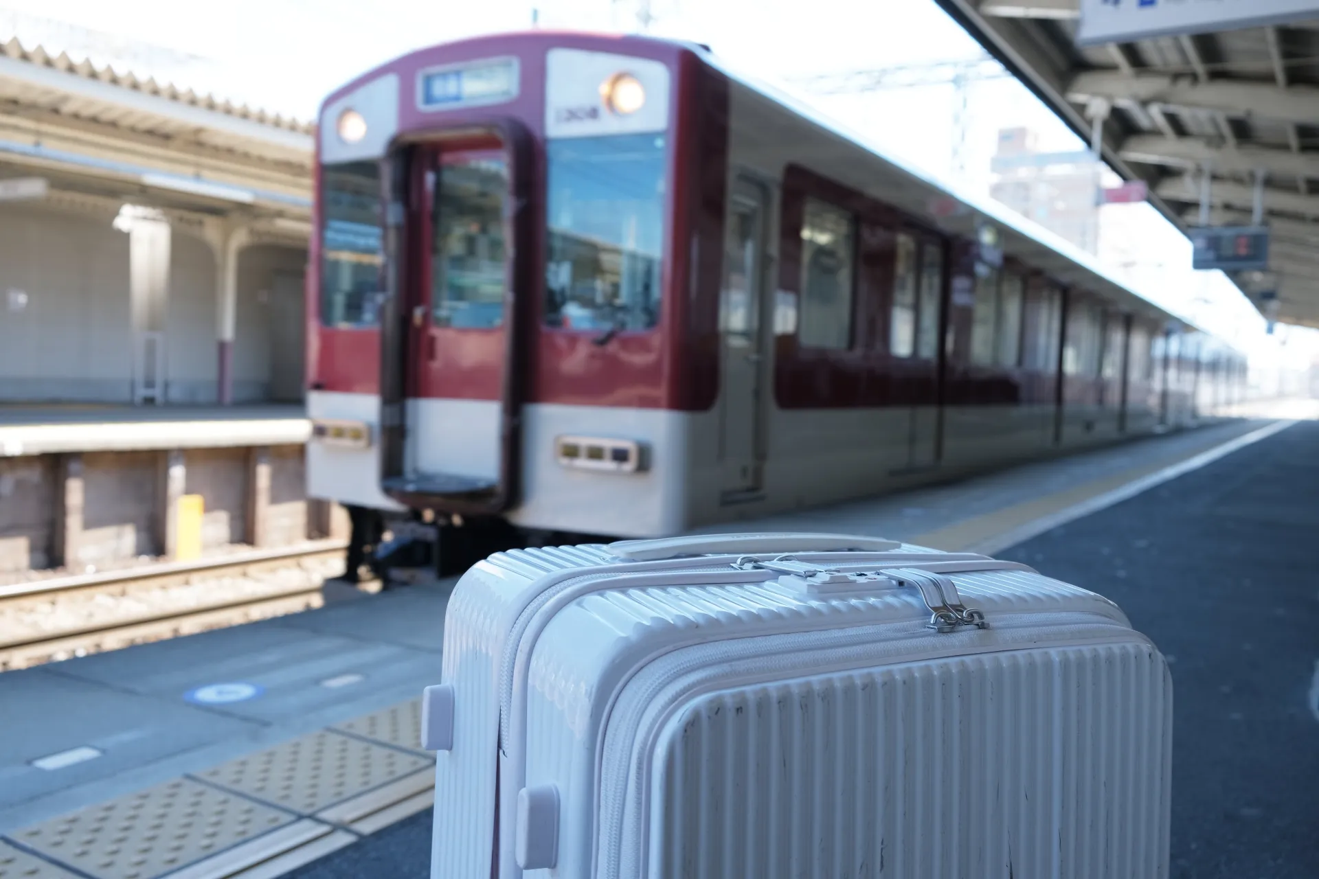 tren con maleta